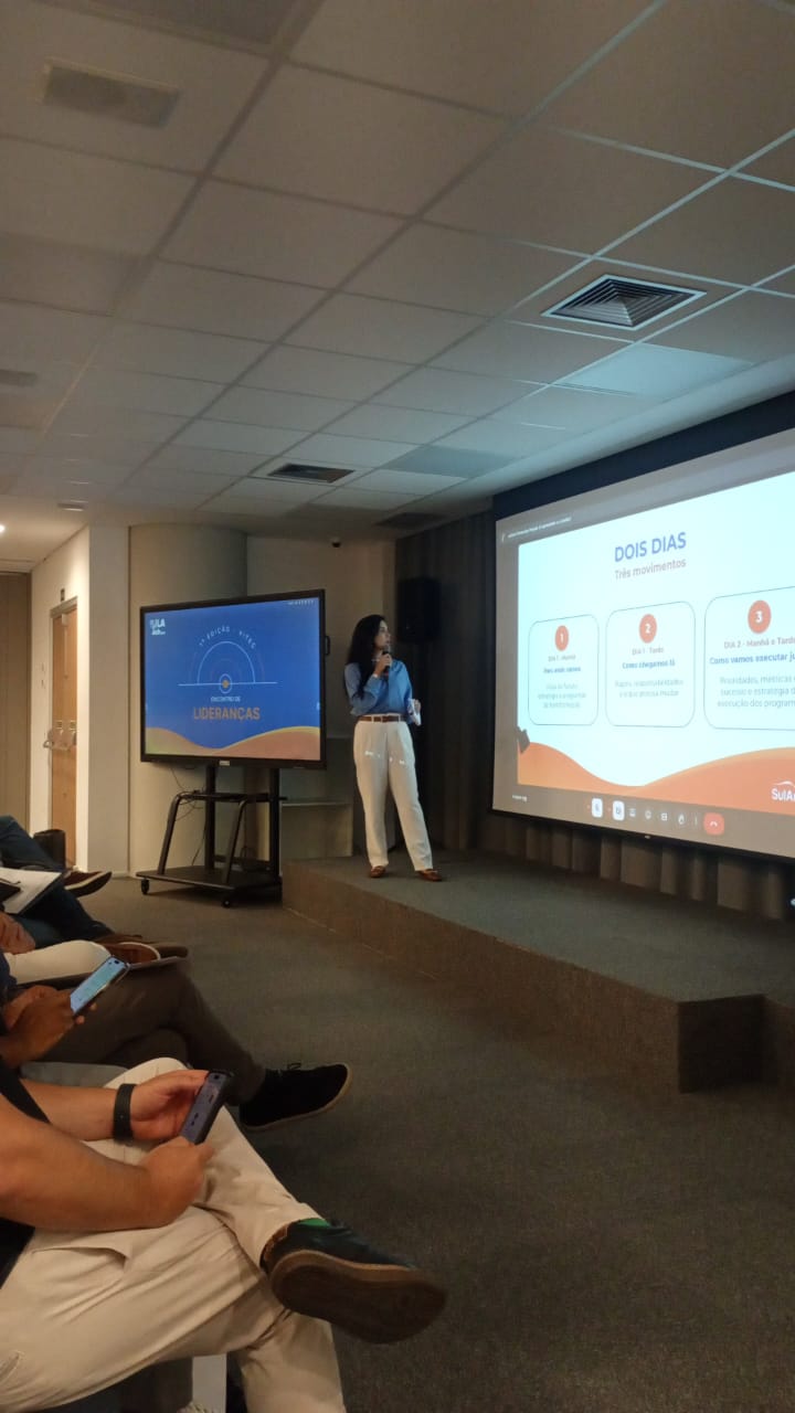 Andressa Nunes apresentando palestra